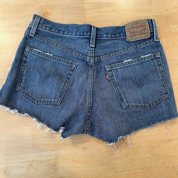 Levis 501 Cut off Shorts Womens Blue Denim Medium Wash Fringe Fray Button Sz 27 - Picture 4 of 9